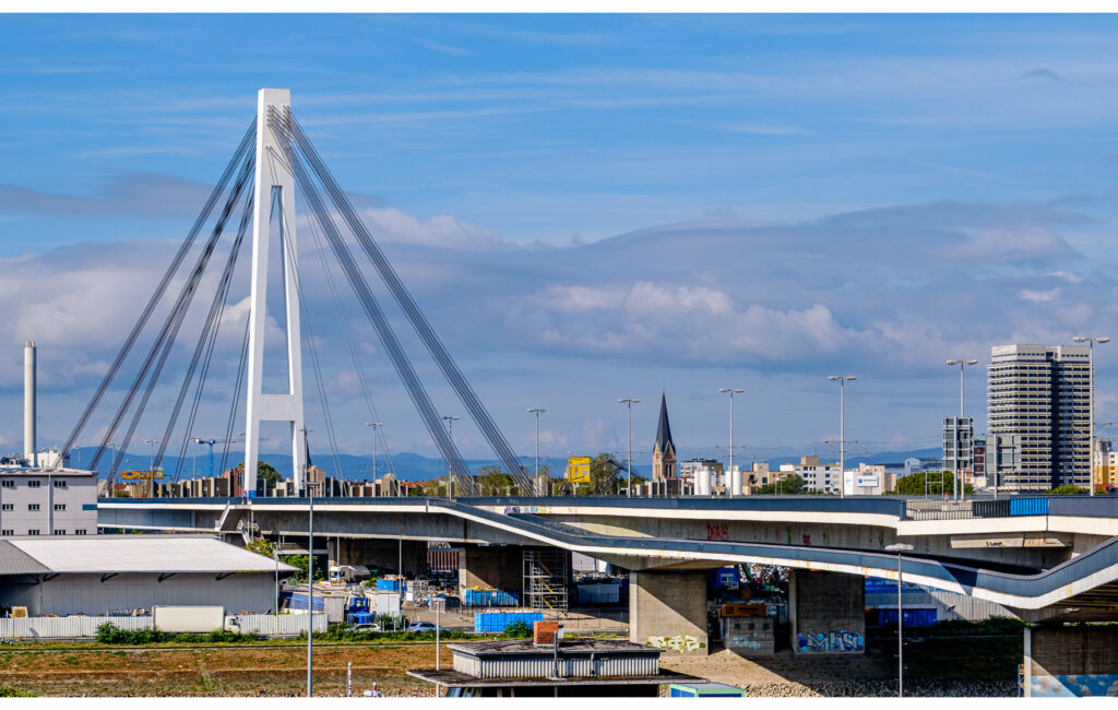Über die Kurt-Schumacher-Brücke nach Mannheim